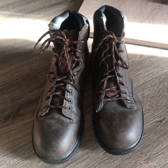 blundstone steel toe marks